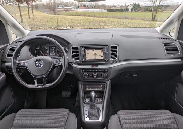 Volkswagen Sharan cena 79900 przebieg: 149000, rok produkcji 2017 z Bobolice małe 326